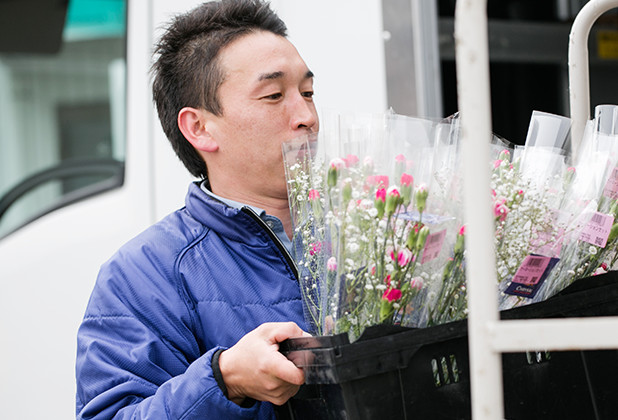 花の状態を診る 売り場のコーディネート